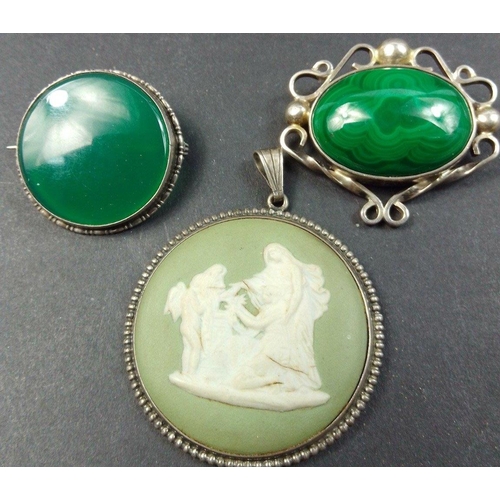 94 - A WEDGWOOD jasperware pendant stamped silver, 40mm diameter, gross weight 13.10g approx, a malachite... 