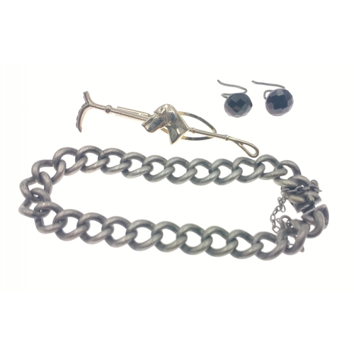 12 - A small unmarked bracelet chain, a very attractive riding to hounds tie clip and 2 black stone hoop ... 