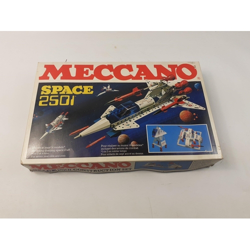 152 - A MECCANO SPACE 2501 construction kit in excellent condition with all components and instruction man... 