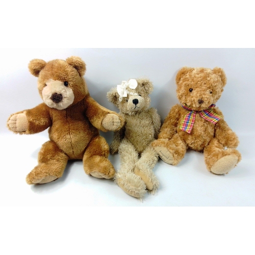 157 - A picnic of quality bears in lovely condition to include La Galleria Belgium, Bear House Bears, Manh... 