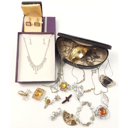 16 - A lovely little collection of attractive costume jewellery to include stage head Scottish brooch wit... 