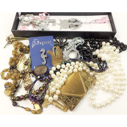 18 - Small collection of costume jewellery to include Rosary beads, pearls etc.#18