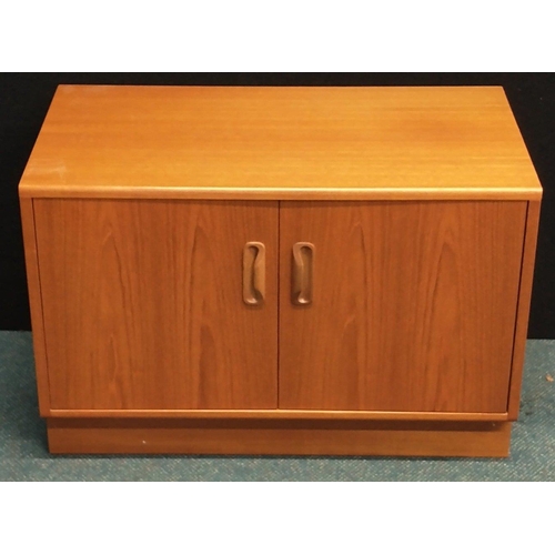 384 - G-PLAN sectional sideboard in 3 pieces. Curved cupboard (W: 46cm H: 54cm D: 46cm approx), 3 drawer c... 