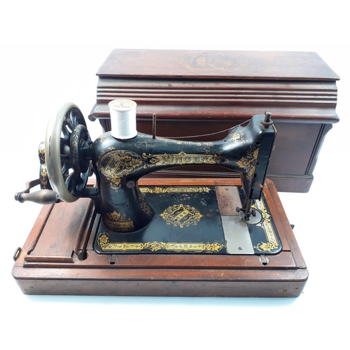 416 - Vintage early 1900s SINGER manual sewing machine in case.  Lovely gilding and appears to be in origi... 