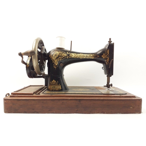 416 - Vintage early 1900s SINGER manual sewing machine in case.  Lovely gilding and appears to be in origi... 