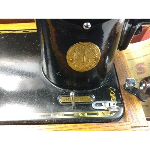 417 - A Singer sewing machine in a dome topped case, manual model with reg no.EB92003 (dating to 1938), li... 