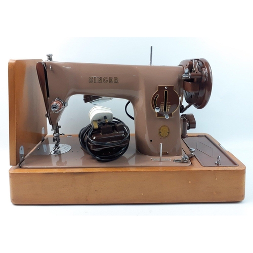 418 - An electric SINGER sewing machine, model no. 201K with the serial number EN623792 dating to 1958 in ... 