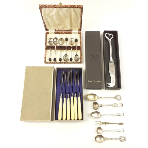 42 - A small lot of decorative cutlery to include a boxed set of 6 coffee bean finial spoons, a nice set ... 