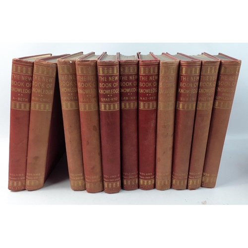 441 - A box of vintage books to include eight 1902 Dickens volumes published by Gresham, 2 volumes of the ... 