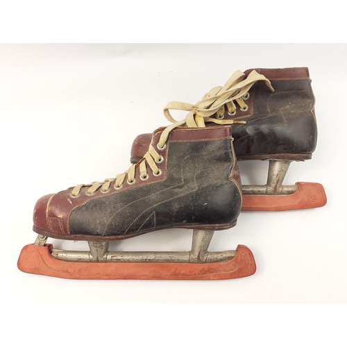 486 - A pair of vintage ice skates, Canadian made by Fagin, blade size 4 with rubber blade covers, no size... 