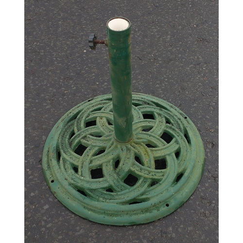 497 - Cast iron parasol stand painted green. W: 37cm H: 43cm D: 37cm approx#500