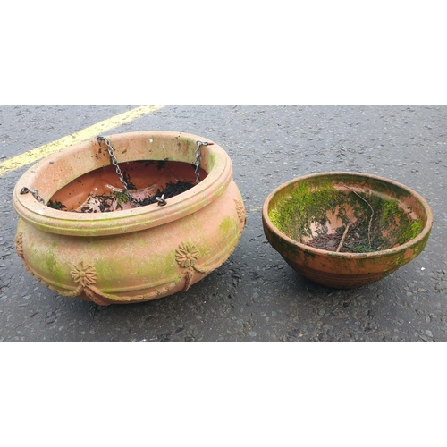 509 - Two garden planters, one a plastic hanging planter and the a other terracotta bowl W43 x H22 x D43cm... 