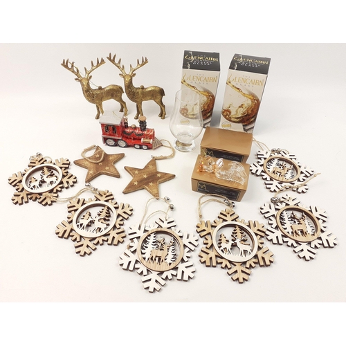 553 - A small collection of quality Christmas ornaments to include Glencairn whisky glass, Angel share orn... 