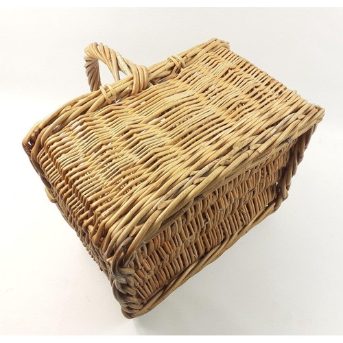 562 - A wicker basket sectioned to carry 6 bottles in safety#565