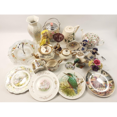 581 - A mixed box of ceramics and collectables to include a pretty ROYAL WINTON ceramic vase, 4 decorative... 