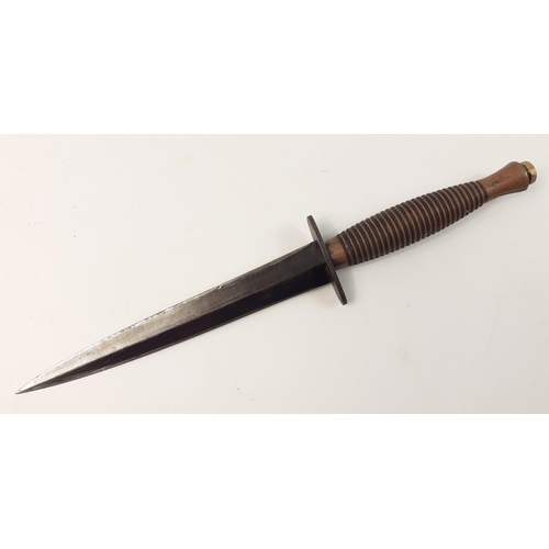 87 - A REG COOPER postwar third pattern Fairbairn-Sykes fighting knife with brass handle, in nice conditi... 