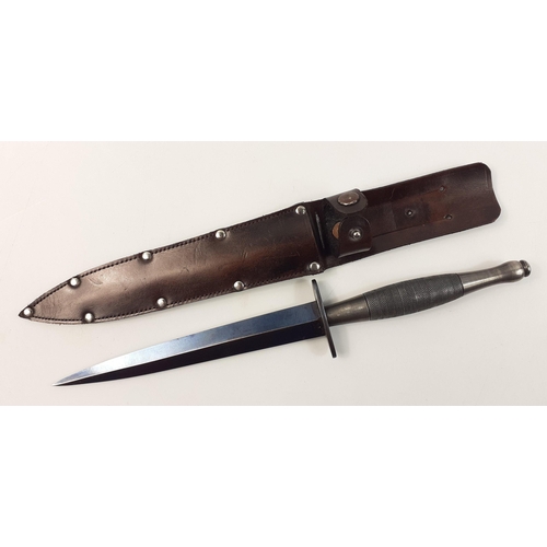 88 - A knurled steel handled Fairbairn-Sykes fighting knife in modern leather scabbard.  Lovely bluing to... 