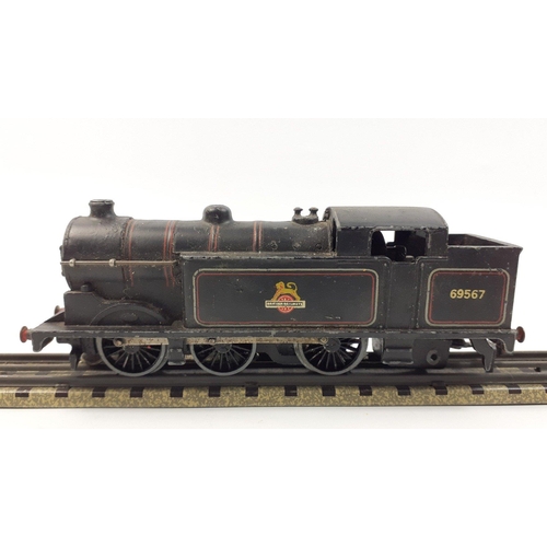 141 - A super vintage MODEL RAILWAY OO HORNBY DUBLO locos, rolling stock and layout pieces.  Includes stee... 