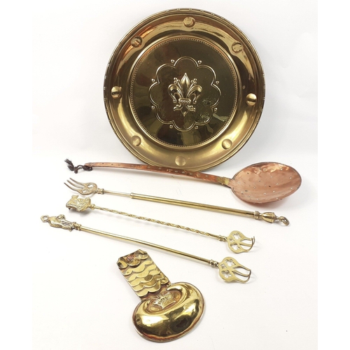 573 - A mixed metalware lot to include a 40cm brass wall tray with fleur-de-lys design, 3 toasting forks a... 