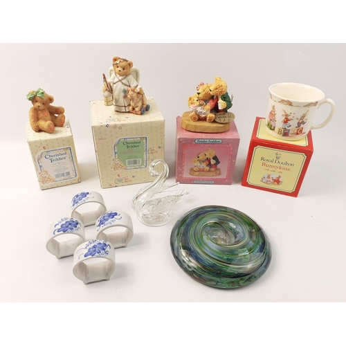 136 - A super little collection of decorative pieces to include a boxed ROYAL DOULTON Bunnykins mug, a box... 