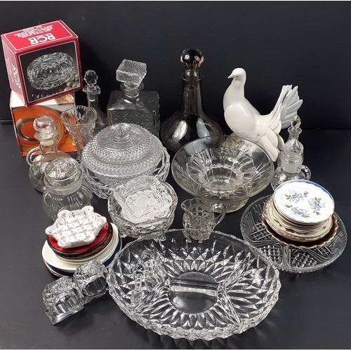 223 - A mixed box to include lots of lovely decorative and useful cut glass pieces to include vinaigrettes... 