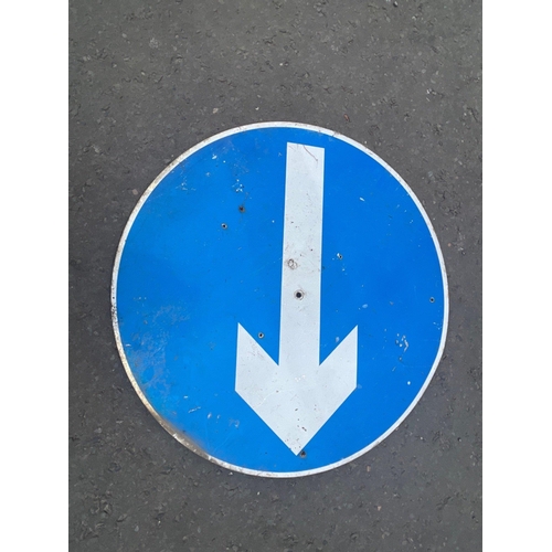 184 - A metal CIRCULAR aluminium directional white arrow on blue background road sign - 2 ft diameter appr... 