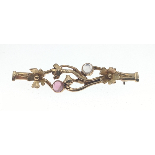 20 - A fully hallmarked (London) 9ct marked brooch with floral motif and 2 small inset stones, the bar is... 