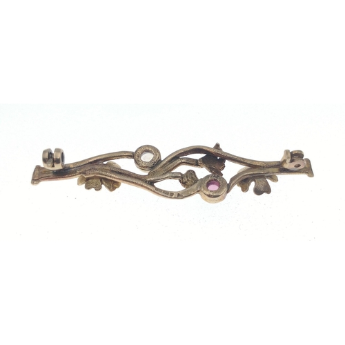 20 - A fully hallmarked (London) 9ct marked brooch with floral motif and 2 small inset stones, the bar is... 