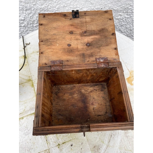 209 - SO COOL! A FARMHOUSE BARN FIND! 
A VINTAGE fresh eggs wooden box - width 28cm x height 18cm x 21cm d... 