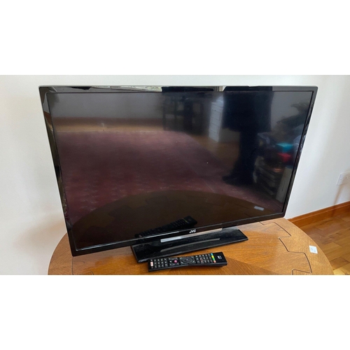 372 - A LG flatscreen colour TV with remote control - size 37