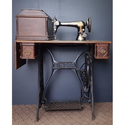 407 - A SINGER table treadle sewing machine with removeable lid, serial no. 1513257 (1874)#410