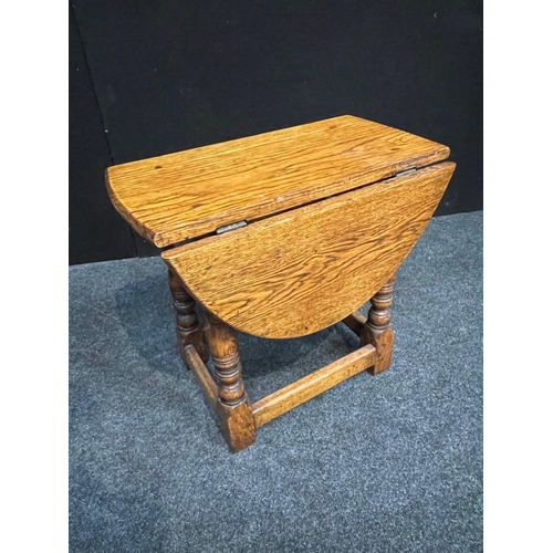 453 - ROBUST - A low solid oak drop-leaf side table - 47cm height x unextended 30cm - extended 70cm approx... 