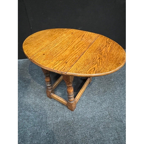 453 - ROBUST - A low solid oak drop-leaf side table - 47cm height x unextended 30cm - extended 70cm approx... 