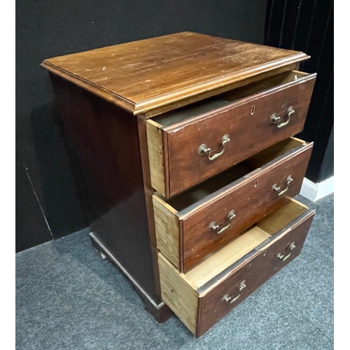 492 - A sturdy three drawer bedside set of drawers with original handles - 18