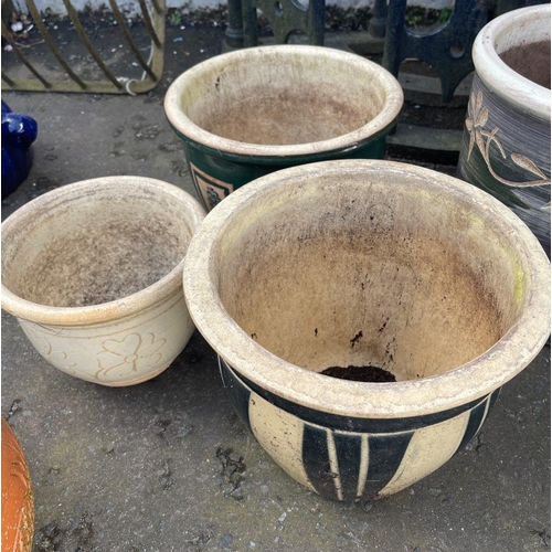 527 - A collection of three garden frost-free ceramic planters in three different sizes - largest 25cm hei... 