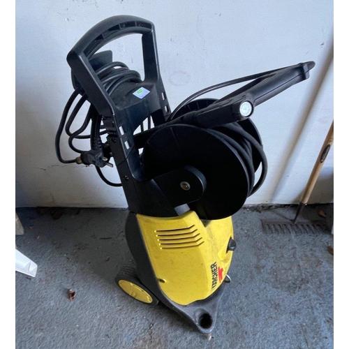 547 - A KERCHER HD 650 SX POWERFUL home pressure washer - 160 bar water pressure -the end lance piece is m... 