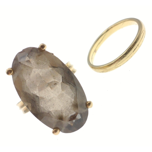 59 - A large oval smoky quartz ring 20mm approx diameter in unmarked yellow metal mount. Ring has been re... 