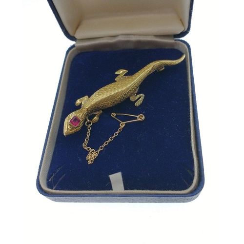 60 - CREEPY CRAWLY! A rather unusual exquisite lizard brooch set with a garnet crown, in unmarked yellow ... 