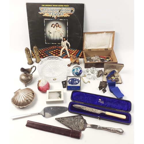 602 - A small mixed box with items of interest to include a SELKIRK glass robin, a SUBARU owner's club gri... 