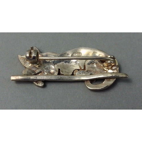 79 - PRRRR! - A lovely wee silver reclining cat brooch, fully hallmarked (indistinct), weight 4.35g appro... 