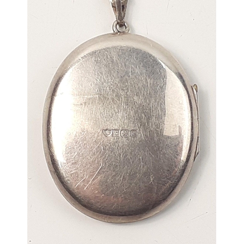 84 - A lovely large silver locket, hallmarked Birmingham 1977, locket 4cm approx, weight 20.85g approx#84... 