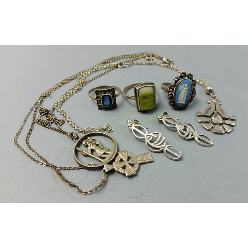 93 - A small collection of silver jewellery gross weight 24.4g approx, to include rings, necklaces etc#93... 