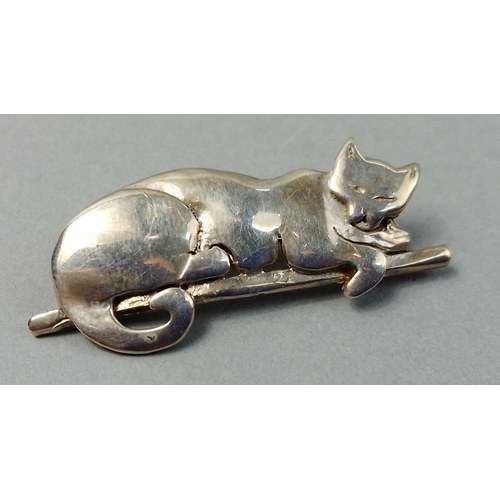 115 - PRRRR! - A lovely wee silver reclining cat brooch, fully hallmarked (indistinct), weight 4.35g appro... 