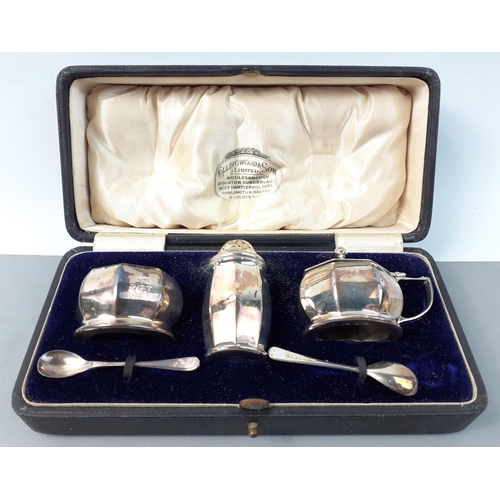 130 - A COLLINGWOOD Jeweller's cased box containing a lovely sterling silver condiment set. Birmingham hal... 