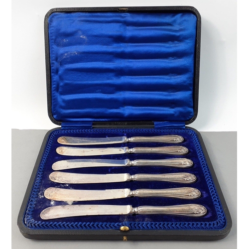 135 - A boxed set of silver handled butter knives.  Pretty knives each 16cm approx.#135