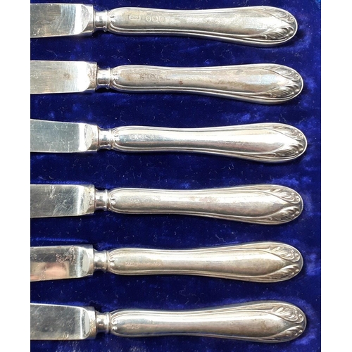 135 - A boxed set of silver handled butter knives.  Pretty knives each 16cm approx.#135