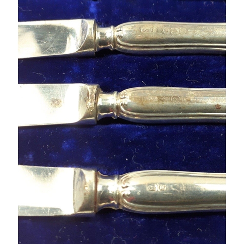 135 - A boxed set of silver handled butter knives.  Pretty knives each 16cm approx.#135