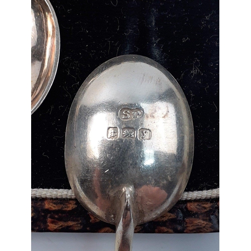 146 - A set of 6 boxed spoons with coffee bean finials hallmarked Birmingham 1923, each 10cm long, gross w... 