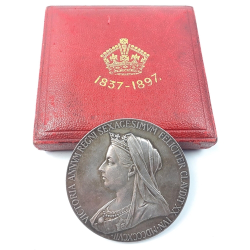 199 - A cased VICTORIA 1837-1897 medallion. 55mm diameter. Total weight 83g. In lovely condition#199