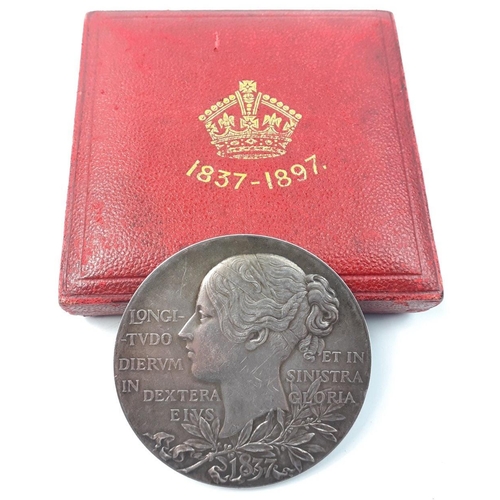 199 - A cased VICTORIA 1837-1897 medallion. 55mm diameter. Total weight 83g. In lovely condition#199